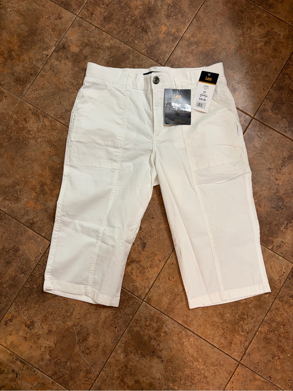 Lee White Skimmer Relaxed Fit hits at the knee shorts
